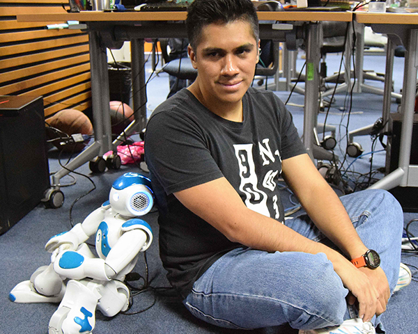 Politécnicos replican movimientos humanos en un robot